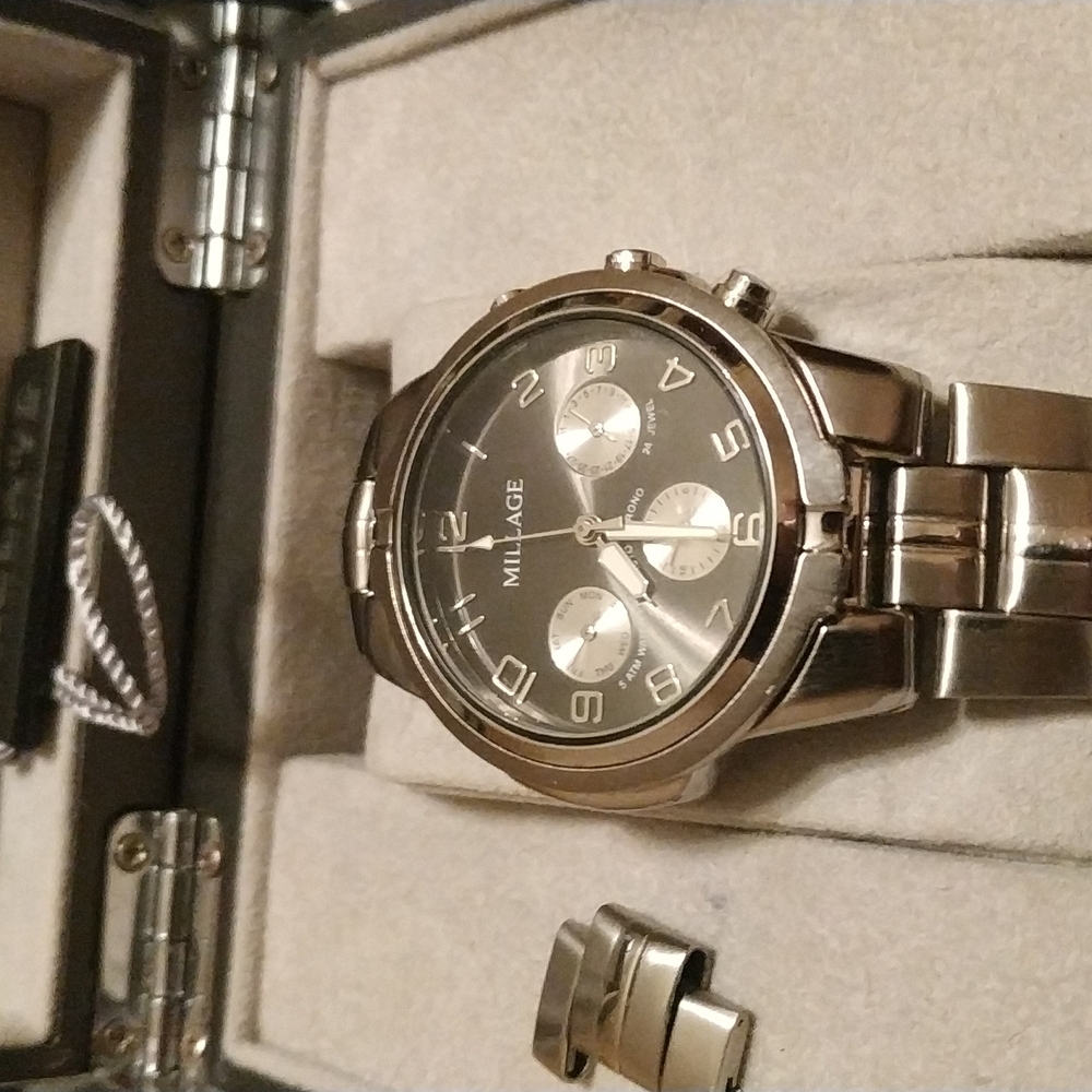 Watch - Picture 2 of 9
